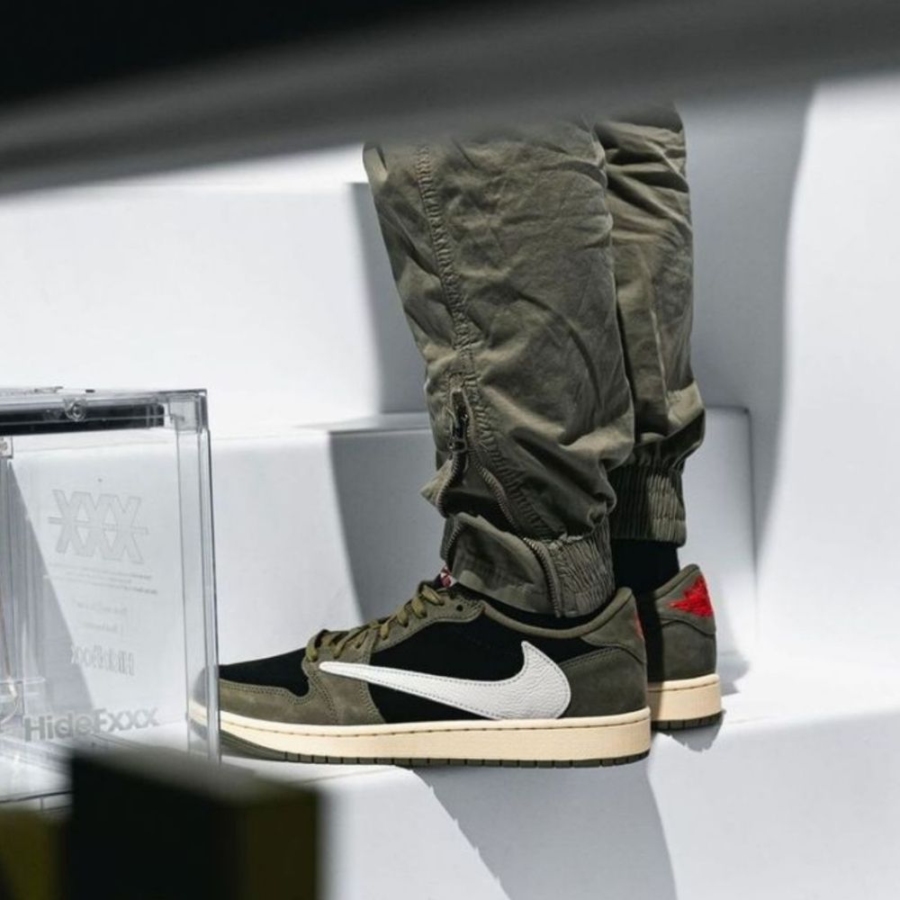 Real lifestyle image of Air Jordan 1