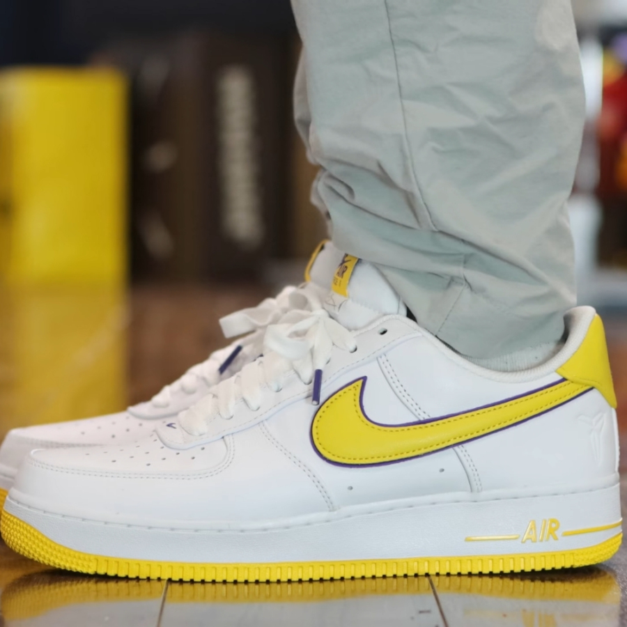 On-foot of the Air Force 1