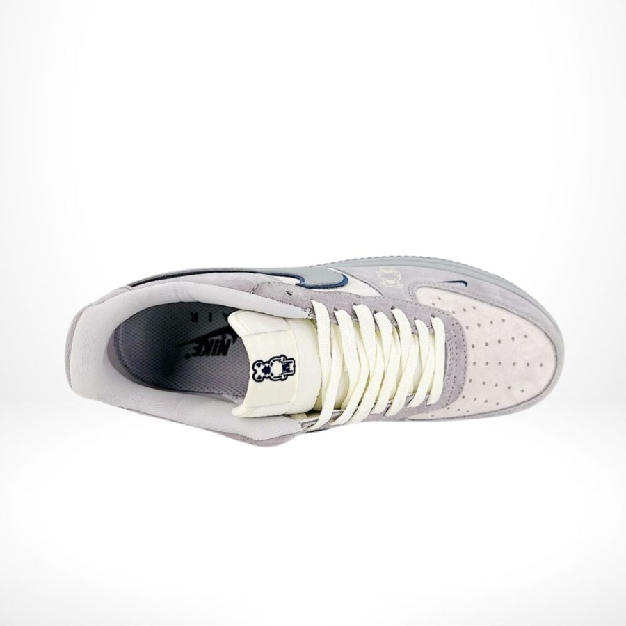 Top-down view of the Nike SB Dunk Low